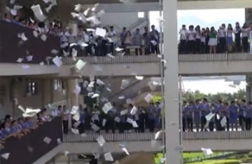 【拍客】学弟学妹为即将走入高考考场的学长学姐喊出士气