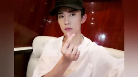 易烊千玺晒中戏录取通知书 双料第一编号001