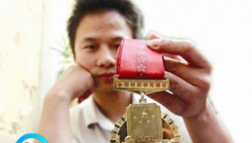 抗震英雄欠债后开价千万卖奖牌 称为做慈善