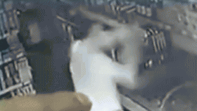 四男子持长棍猛砸超市恐吓店主