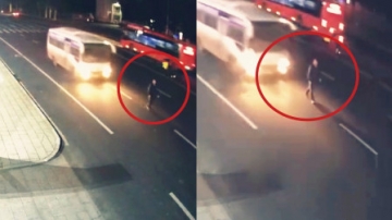 实拍：男子慢悠悠横穿机动车道 遭客车“铲飞”！司机担主责！