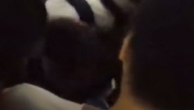 网曝小偷地铁偷手机被暴揍 小偷:快帮我打110