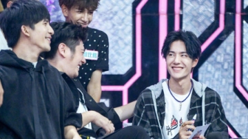 钱枫锁死在王一博的笑点上，录节目经常笑到跪地，表情管理靠边站