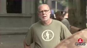 老外街头恶搞救护车司机