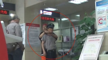 17岁小伙菜刀劫持银行保安，因ATM机吞了他200元