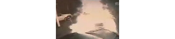 【拍客】实拍汽车撞向加油站起火爆炸瞬间