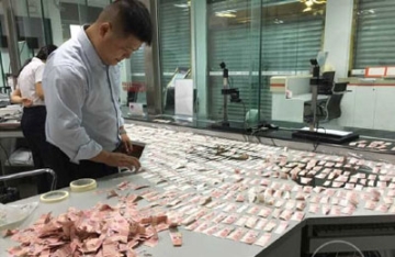 【拍客】老人犯病手撕钞票4万 银行员工加班拼凑