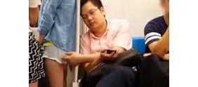 【拍客】上海地铁男子摸女生大腿 猥琐行为明目张胆