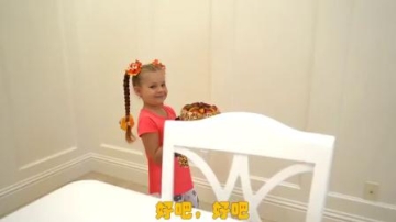 萌娃小可爱的身高不达标，不能在游乐园里玩耍，萌娃：宝宝得回家多吃点，快快长高呀！