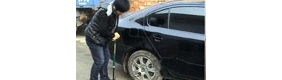 【拍客】雷人司机用打气筒给轿车充气 这哪儿学的，教教我行不？