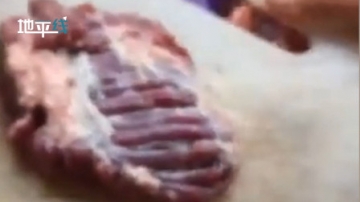实拍生肉在砧板上突然蠕动起来！女子吓到不敢做饭 诡异画面曝光