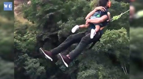 老爸抱着2岁女儿玩蹦极惹争议 网友强烈谴责