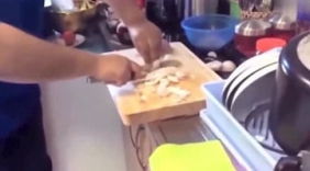 老师傅凭着一手的绝活，一人撑起整个店面，厉害了我的老师傅