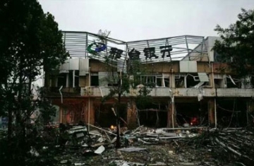 现场：邢台一银行发生爆炸 汽车被炸翻在地