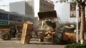 河北铲车街头激战 网友:变形金刚入侵