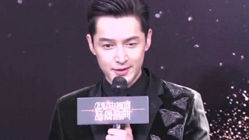 网友偶遇胡歌拍戏，又黑又瘦，戏服造型接地气