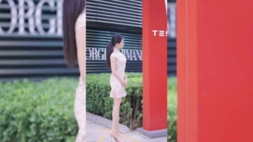 街拍美女：小姐姐是从画里走出来的吗？气质这一块拿捏得死死的