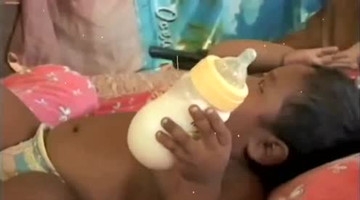 他才2岁，每天能抽40支烟，简直是奇闻