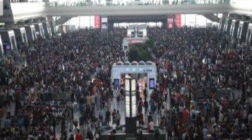 最长黄金周迎来返程高峰 各地客运站人山人海
