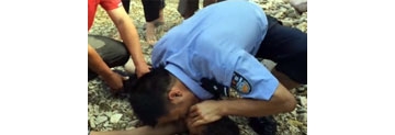 【拍客】面对满口呕吐物的溺水少年 民警俯下身做起人工呼吸