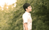 歌手何炫首发全新单曲《弯弯的月亮》