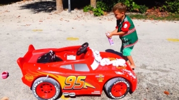 萌娃小可爱们的玩具小汽车可真脏呀！萌娃：经过宝宝的一番努力，这下干净了吧！