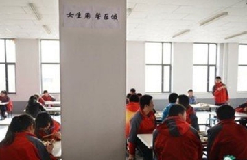 【拍客】最奇葩的校规：中学男女生分区就餐