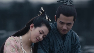 《九州缥缈录》，刘昊然与陈昊宇坐在城墙上讨论“回家”，陈昊宇靠在刘昊然肩膀上！