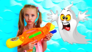 太奇怪，萌娃小萝莉拿着玩具枪在做什么？可是为何躲起来了？