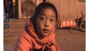 【拍客】南阳9岁女娃街头卖袜子为母挣医药费