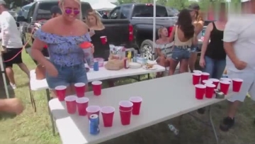 路边伪装专门恶搞路人，这么多人没有一个动手的