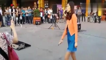 流浪歌手街头献唱, 被围的水泄不通, 真是高手在民间!