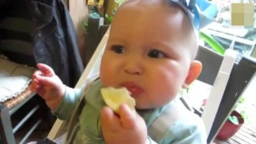 萌宝第一次吃柠檬，这反应也是没谁了，超可爱！