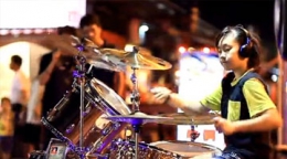 乖萌妹子架子鼓演奏二次元神曲