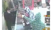 蒙面劫匪抢金店 群众合力制服