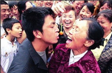 【拍客】29岁小伙初恋62岁大妈 大妈嫌被管出走