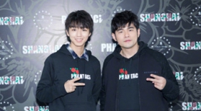 实力追星！王俊凯晒偶像周杰伦合照