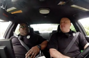 【拍客】胖胖的逗比警察蜀黍又来了，上小伙伴一路飙歌