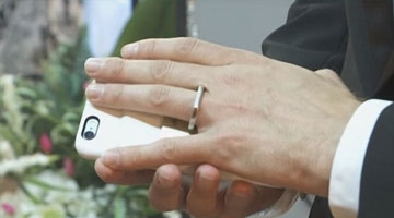 真爱！美34岁男子和自己的手机举行婚礼
