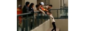 【拍客】女子18层楼顶欲轻生 消防员瞬间拉回
