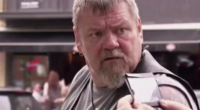 外国小伙恶搞警察和路人超尴尬