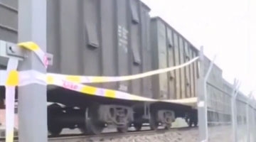 辅警铁轨上救跌倒老人被撞身亡