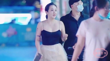 街拍：夏天的风不正经，专吹妹子的短裙，小姐姐害羞了