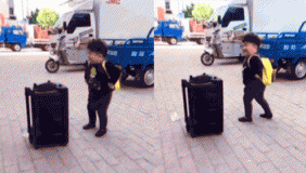 实拍妖娆小胖子街头跳起魔性广场舞