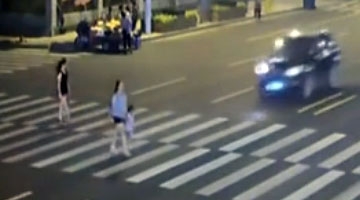 监拍轿车斑马线前仍狂奔 母女瞬间被撞飞当场毙命