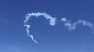 实拍甘肃张掖一架飞机在表演特技时坠机 美籍飞行员遇难