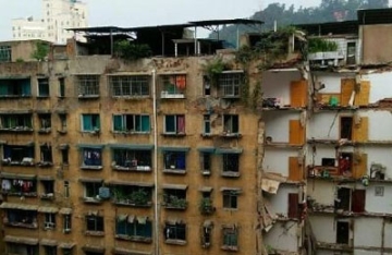 贵州遵义9层居民楼垮塌 事发清晨已救出4人