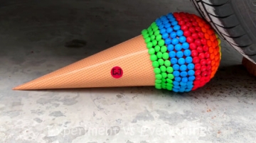 减压实验：牛人把巧克力、灌水气球、糖果放在车轮下，好减压，勿模仿