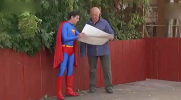 男子扮超人恶搞路人，直接起身飞走了