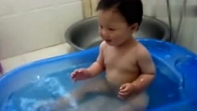 萌宝自己在洗澡，玩得超爽，超可爱！